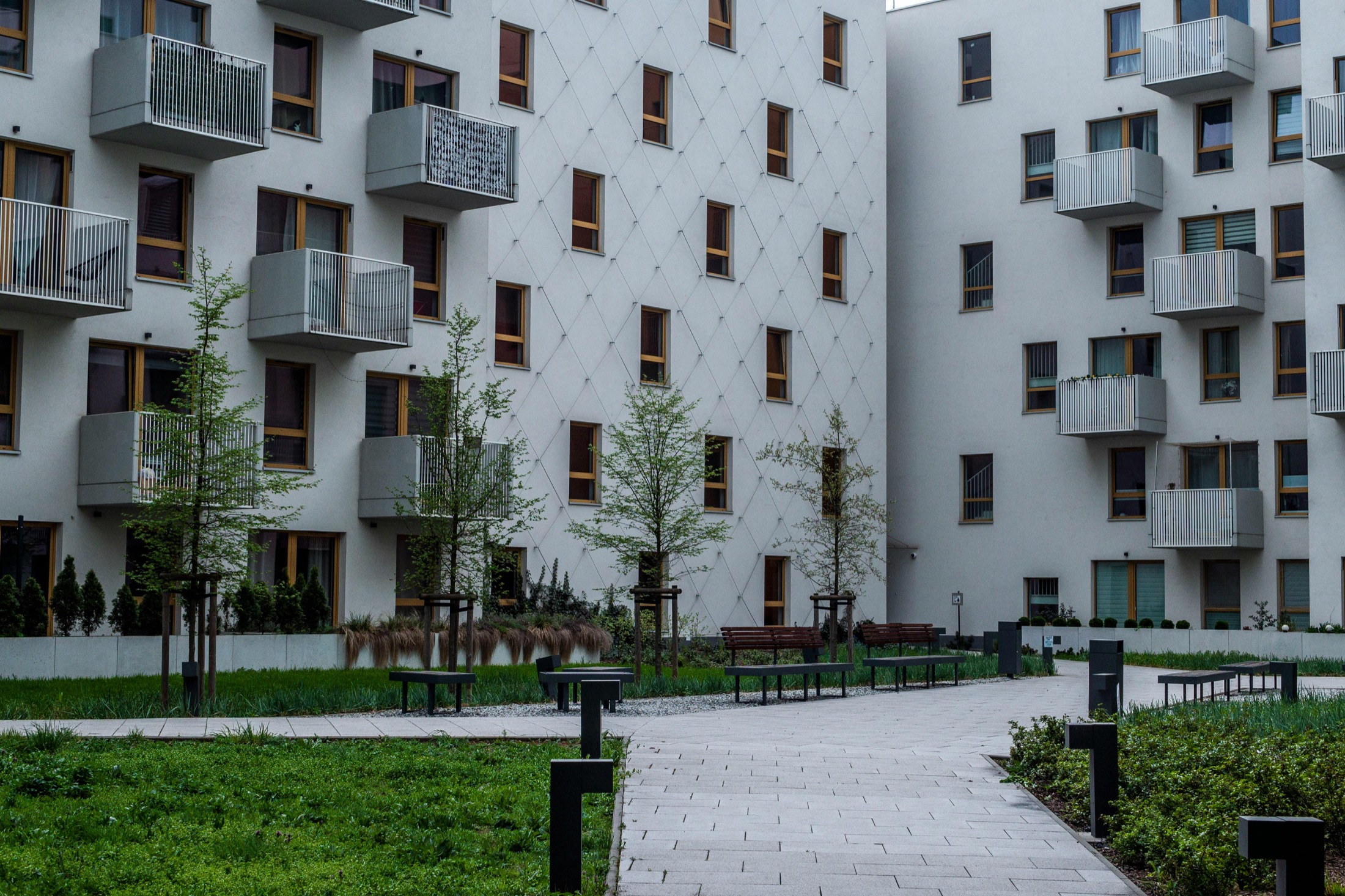 Apartment courtyard with green lawn and walkway